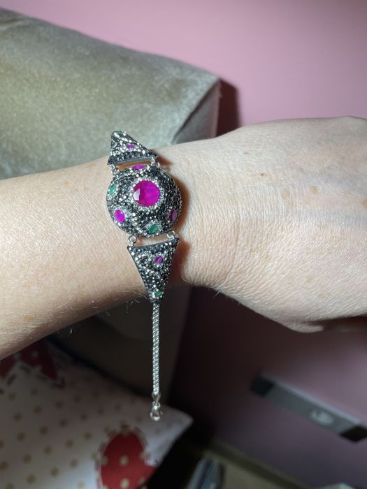 Сребърна гривна с цирконий