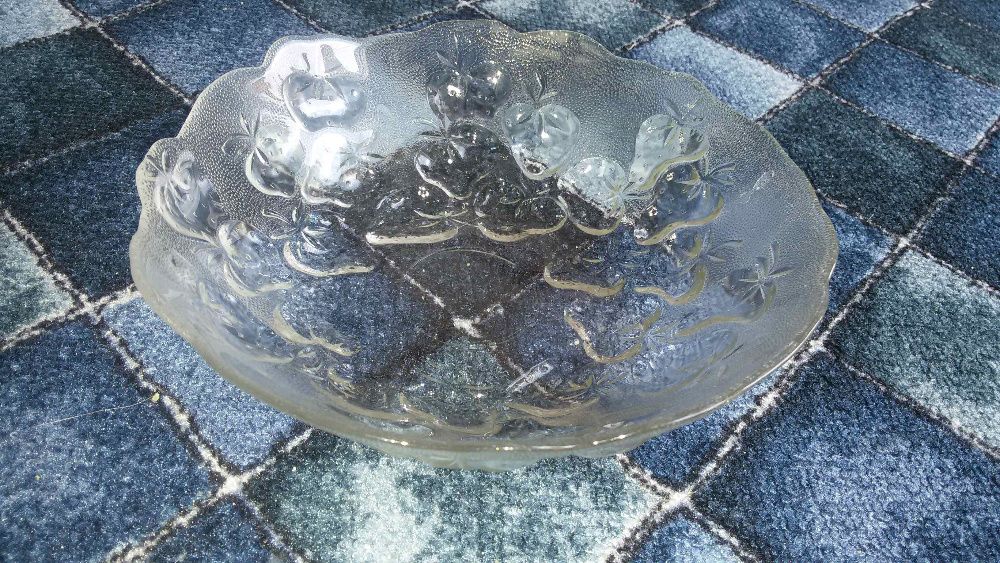 чаши, гювечета, стъклени дамаджани и буркани, кана, кристални купички