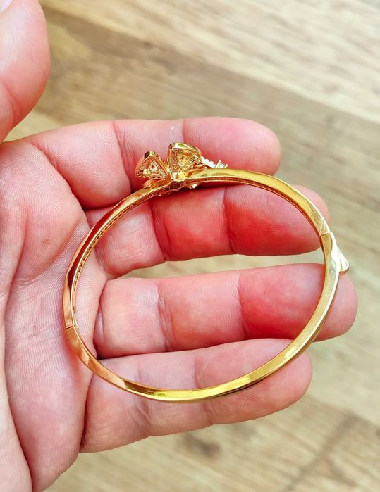 Гривна Bvlgari Fiorever с циркониеви камъни в златист цвят