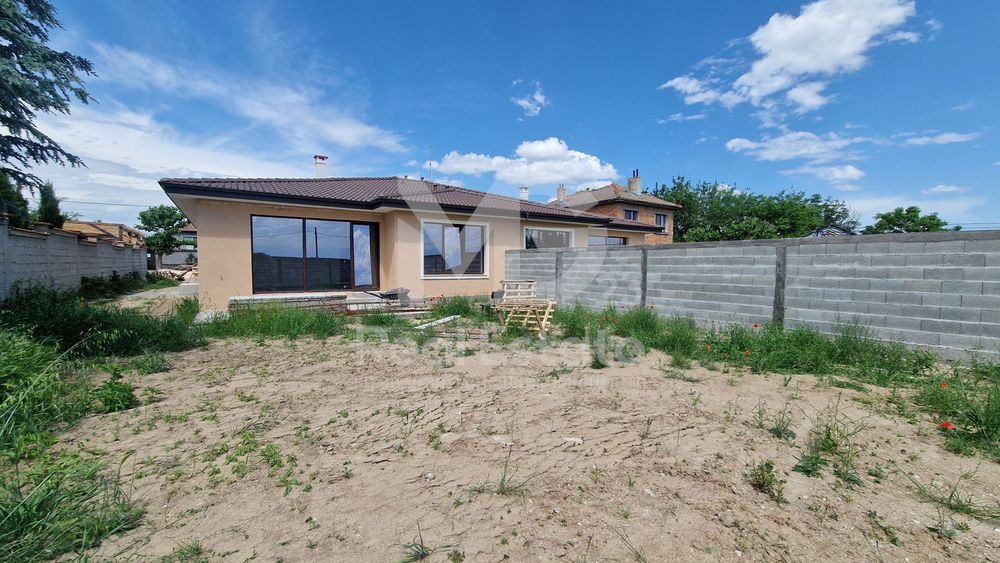 Едноетажна семейна къща с ТРИ спални!