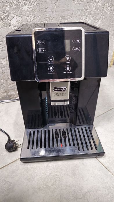 Кофемашина DeLonghi Perfecta Evo. Требует ремонта