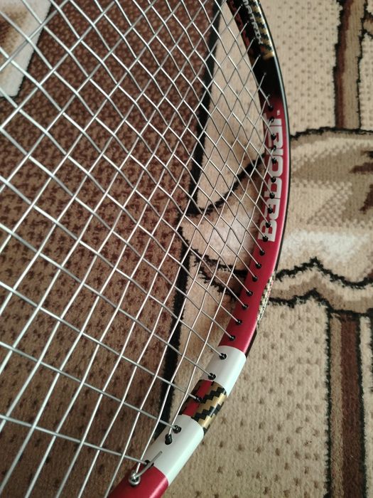 Теннисная ракетка