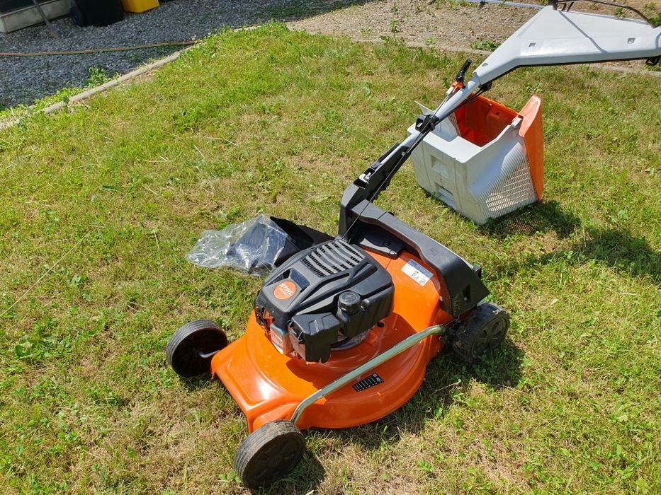 Vand masina de tuns gazon  NOUA ,Stihl 253.3 T