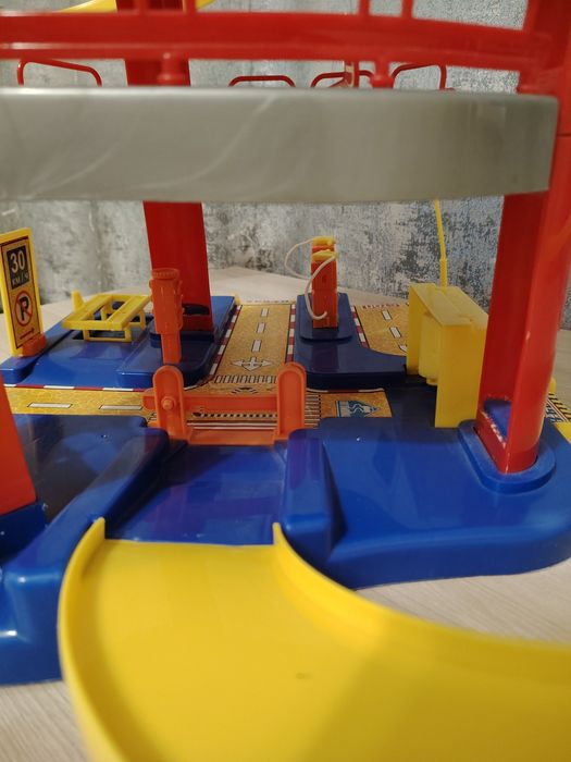 Продам Паркинг для машинок с лифтом.