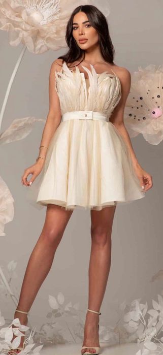 Официална къса рокля с пера от бутик Cocoon