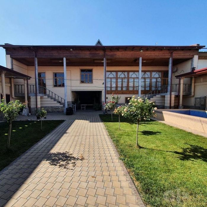 Hovli uy sotiladi