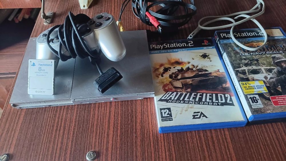 Продавам пълен комплект PlayStation 2  в рядък сребърен цвят Satin Silver  модел SCPH-90004 последната и най надеждна версия с вградено захранване