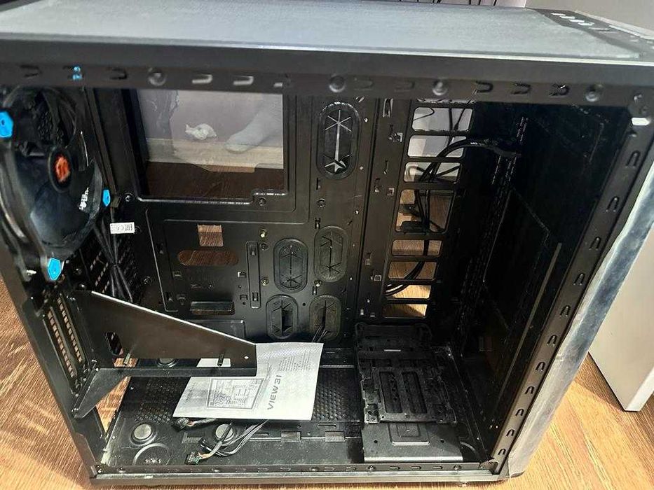 Корпус Thermaltake Full Tower. Для огромных видеокарт)