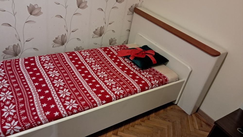 Pat simplu cu saltea inclus.