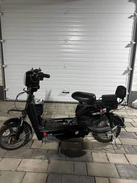 Продам скутер ск8