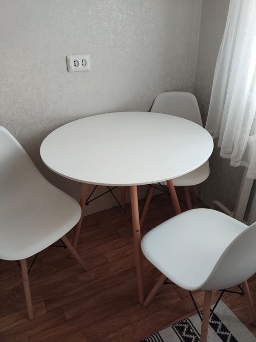 Кухонный стол с 3 стульями