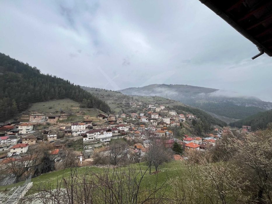 Четириетажна къща с гледка в Забърдо