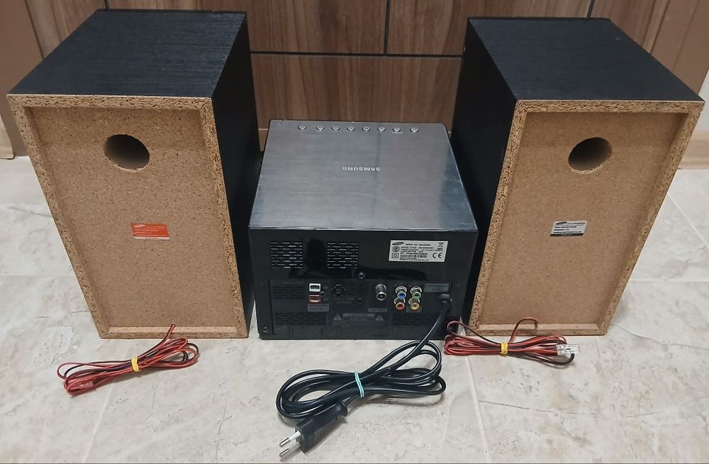Аудио DVD уредба Samsung USB CD FM Aux с тонколони