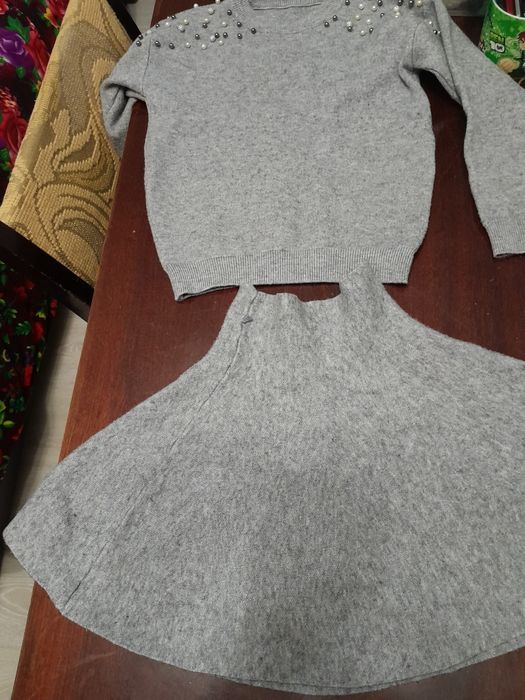 Продам б/у шерстяной комплект для девочки