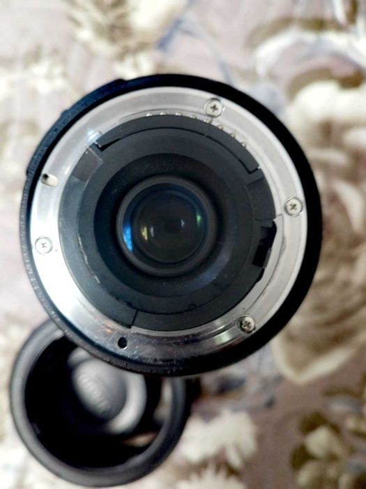 Vând obiectiv Nikkor AF-S 55-300 mm, f/4.5-5.6 G DX cu ED și VR utilizat, în stare bună.