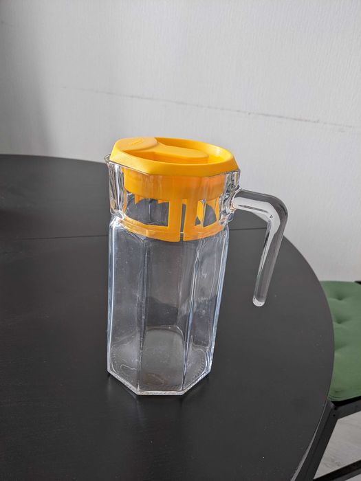 Графин с жёлтой крышкой