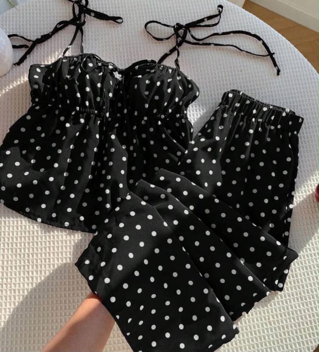 Черен екип на точки. Polka dot. С размер
