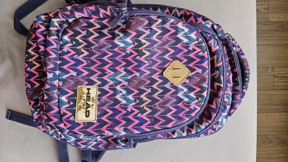 Продавам ученическа  раница Head