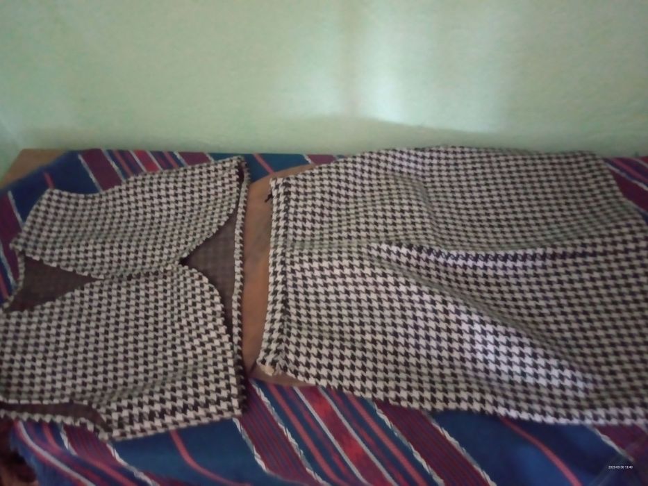 Vând costum de dama din stofa grena, costum vesta și fusta midi