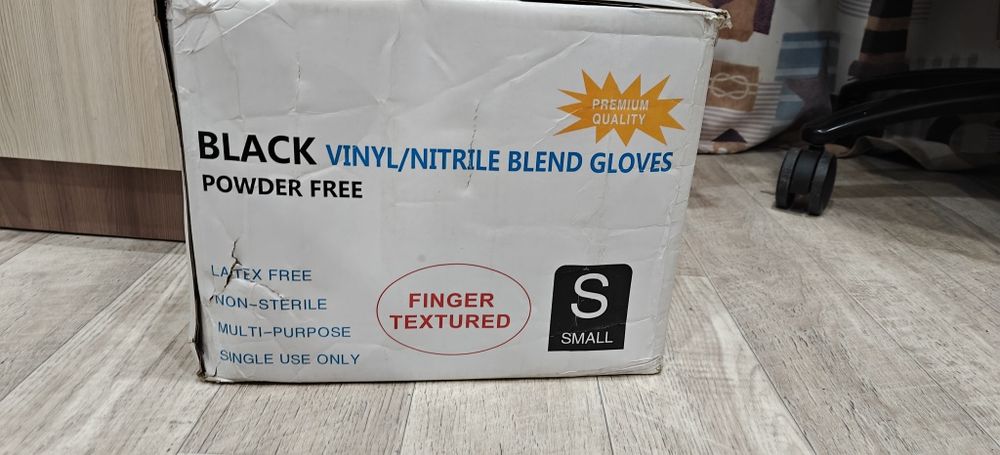 Черные перчатки виниловые нитриловые