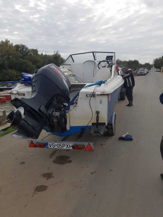 Barca cabinata cu motor SUZUKI 70 si peridoc