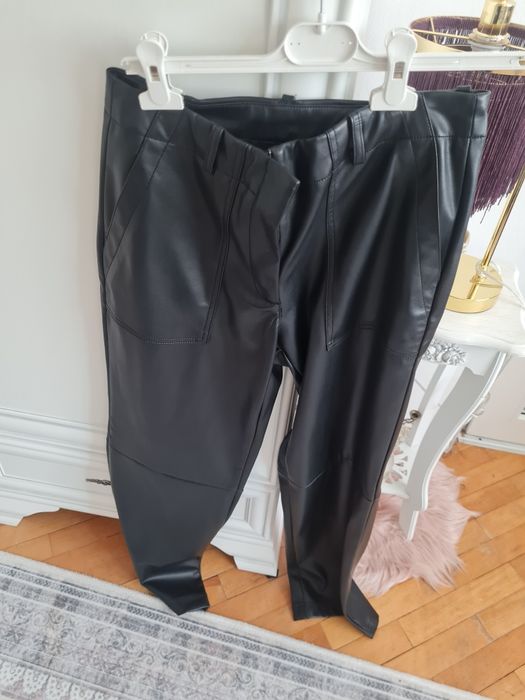 Vand pantaloni de piele noi