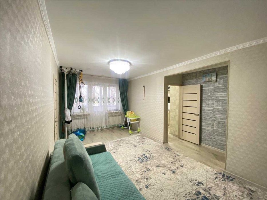 продаю 2 комнатную в 12 микрорайоне