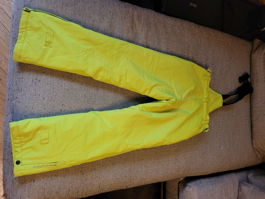 Продавам детски зимни дрехи