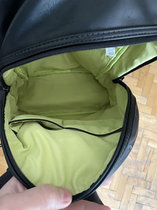 Продавам черна раница Sisley от еко кожа с неонова подплата