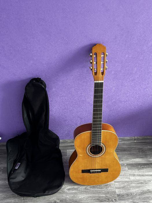 Продам классическую гитару