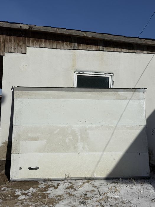 Раздвижные секционные ворота с пультом управления