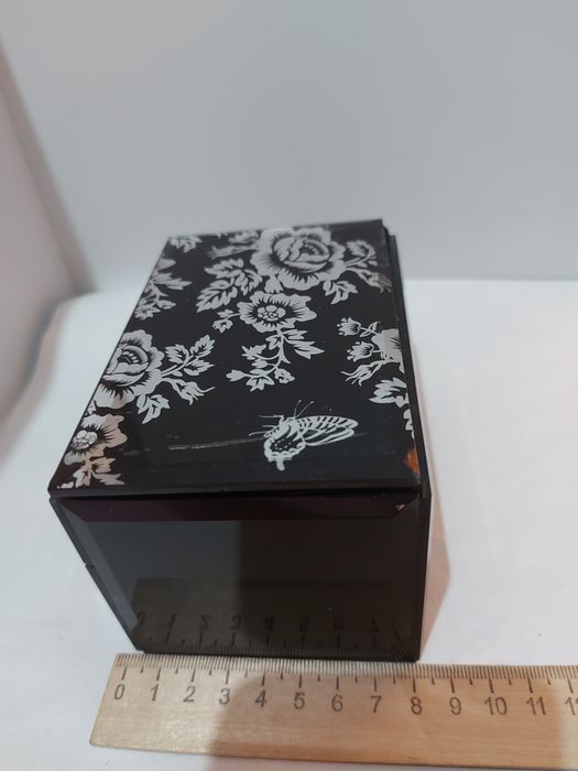 Шкатулка из стекла.