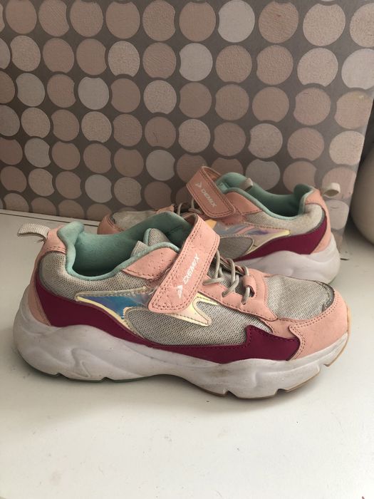 Продам школьную обувь