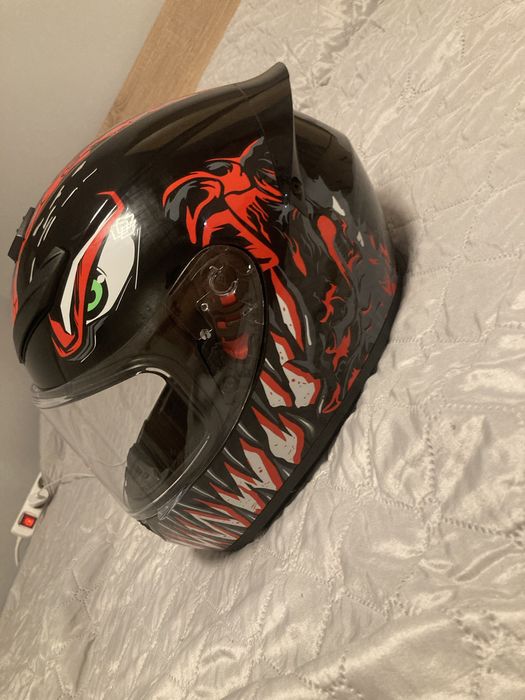 Каска venom k11 със спойлер