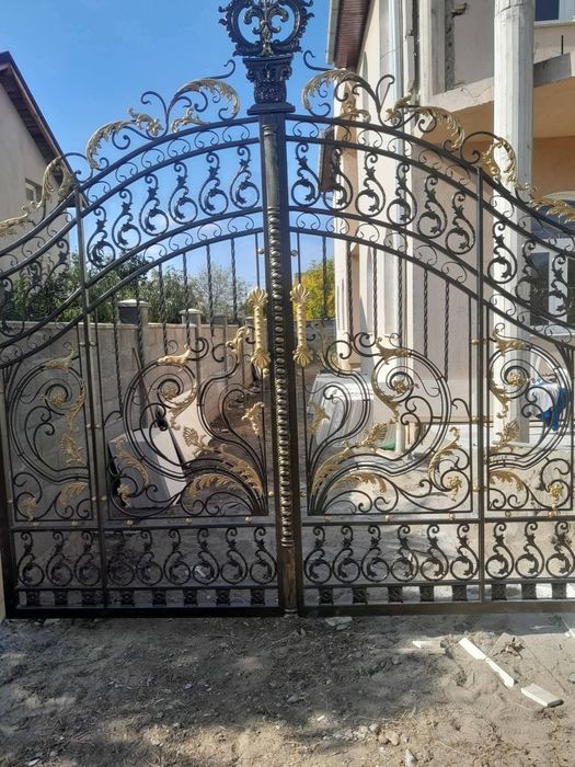 Porți, panouri de gard, balustrade din fier forjat.