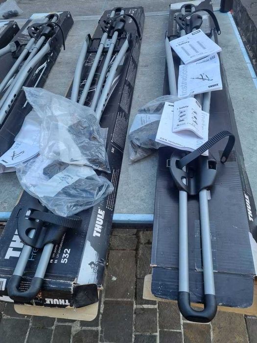 Bare Portbagaj Auto Thule și 4 Suporți Transport Bicicletă Universal Thule. La pachet/separat.