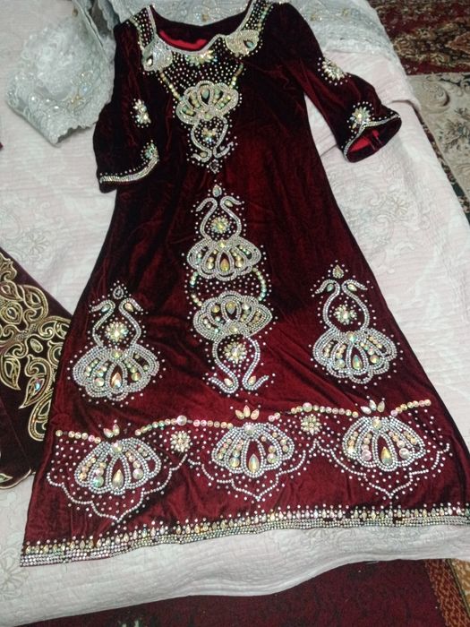 Zar xalat va toʻr dastroʻmoli bilan