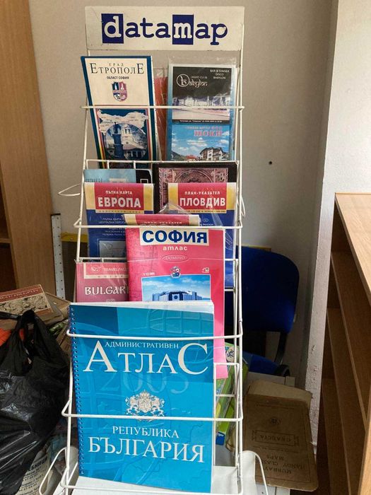 Оборудване за книжарница, магазин, пирамиди, метални стелажи-различни.