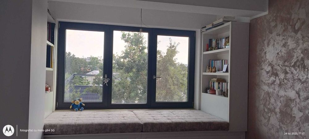 divan fereastra dormitor +biblioteca