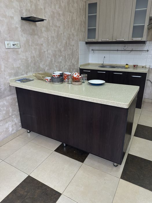 кухня с каменной столешницей и островок в хорошем состоянии