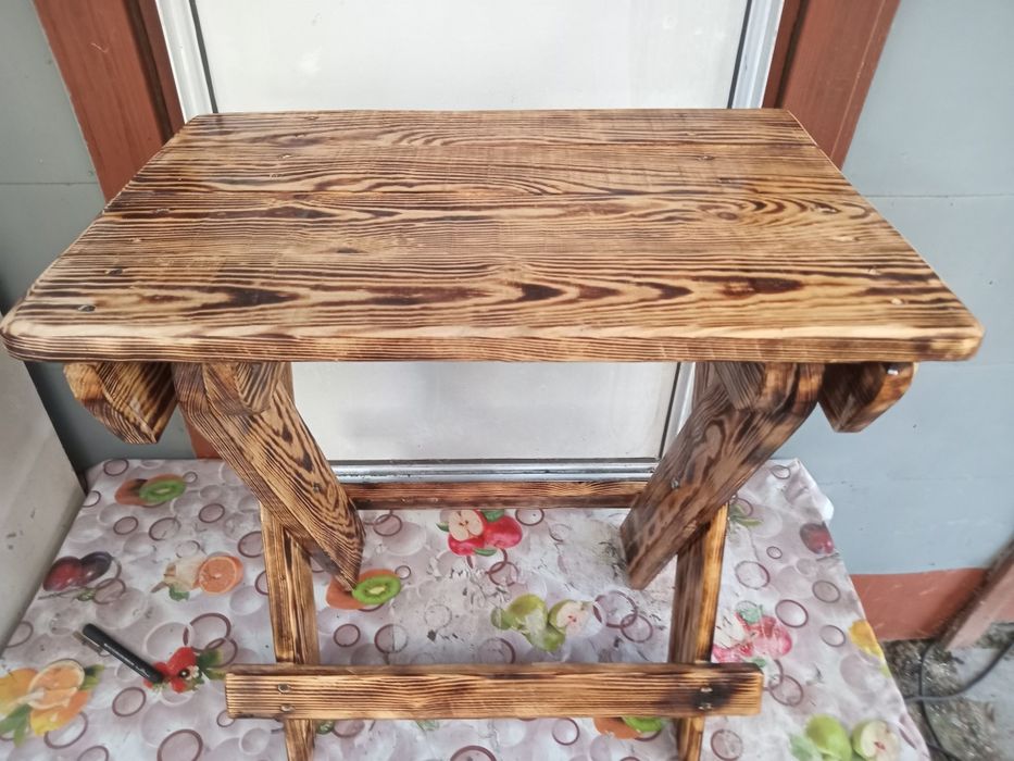 Продам стол и два стульчика.