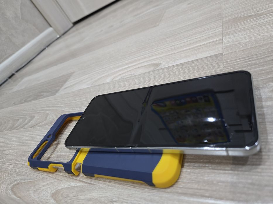 Продам Samaung Galaxy Z Flip 5 8/512