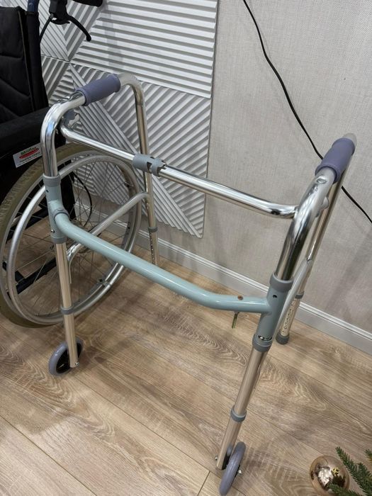 Коляска инвалидная. Костыли. Ходули.