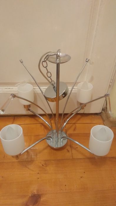 Lustră și veioze din sticlă.