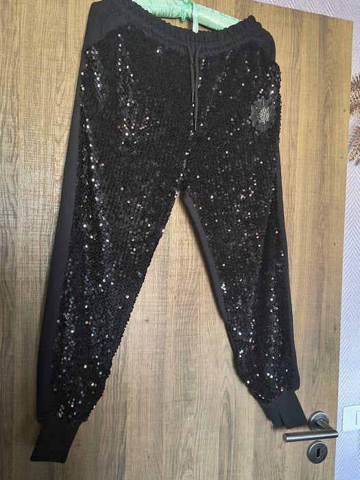 Pantaloni paiete