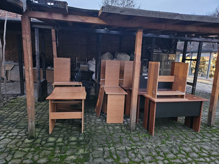 Подарявам офис маси до неделя вечерта