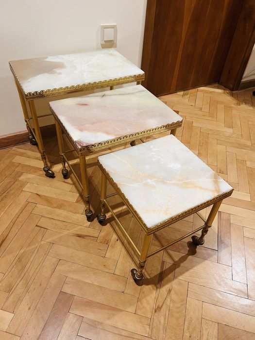 Антикварен комплект 3 ониксови масички с месинг „nesting tables“ !