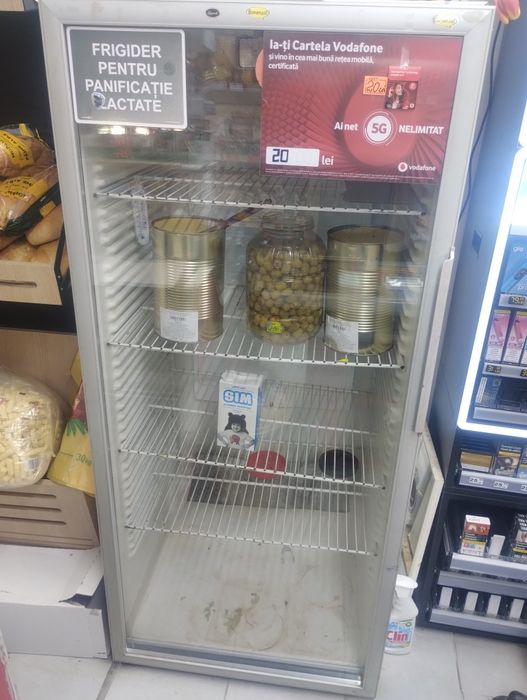 Vând vitrină frigorifică răcitor preț 1000 lei ușor negociabil