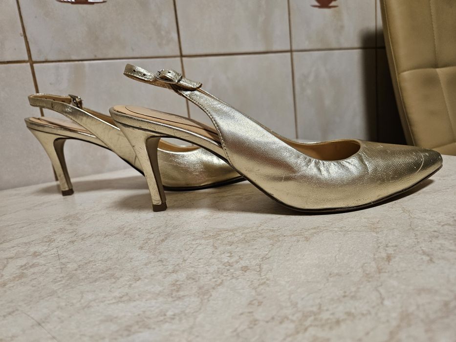 Pantofi aurii , purtați, marimea 40, imitatie piele, in stare buna,