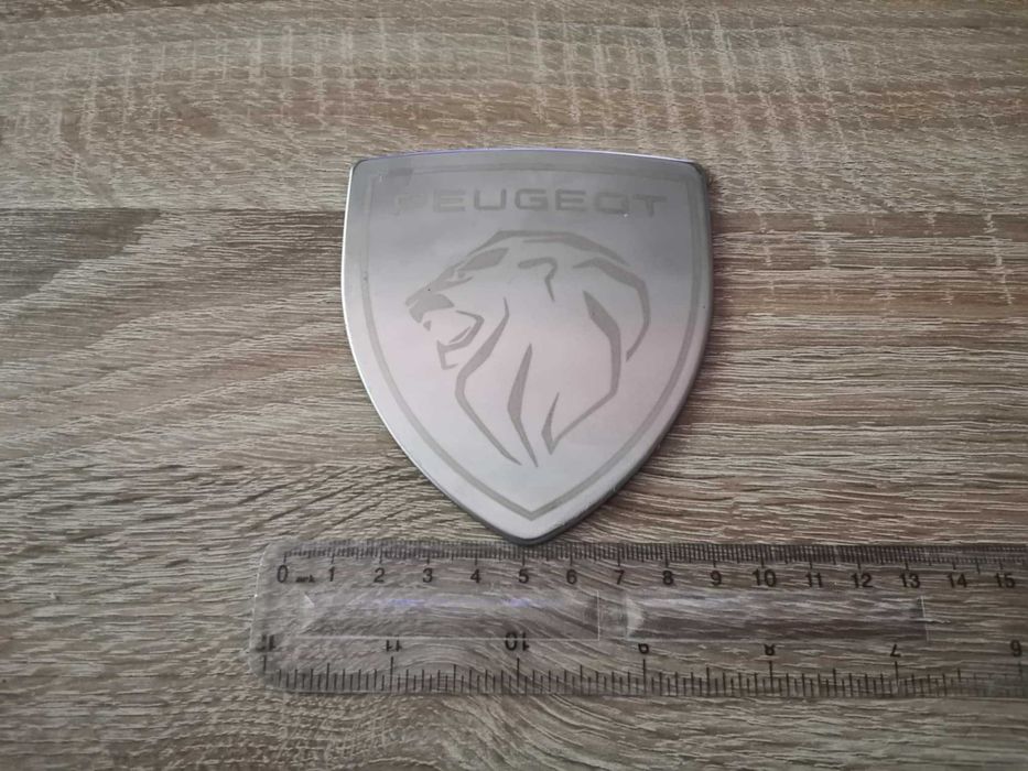 бяла метална емблема Peugeot с новото лого